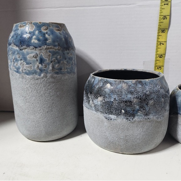 2-planters/1-round vase light blue set..
great decor pieces - Picture 4 of 5